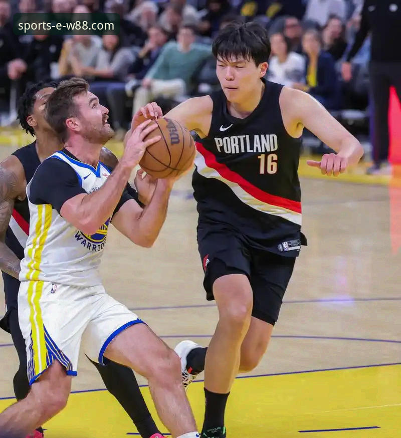 勇士险胜火箭：W88体育直播的沉浸式体验 vs 传统观赛模式的局限